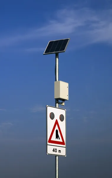 Sinal de estrada alimentado por energia solar — Fotografia de Stock