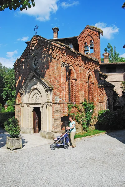 Middeleeuws dorp: Grazzano Visconti - kerk — Stockfoto