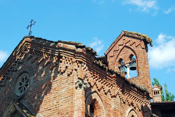 Středověká vesnice: Grazzano Visconti - kostel — Stock fotografie