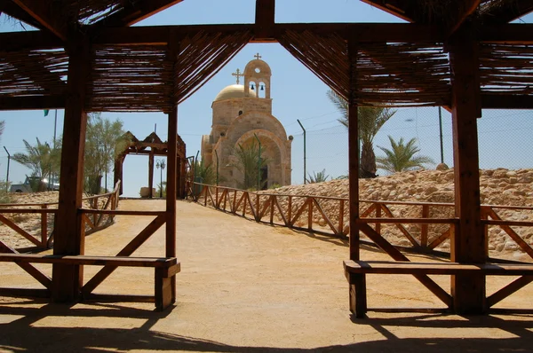 ヨルダン川でモダンな正教会 — ストック写真