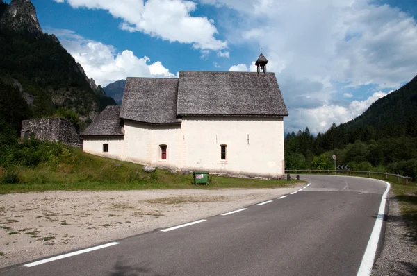 Iglesia típica italiana pequeña — Foto de Stock