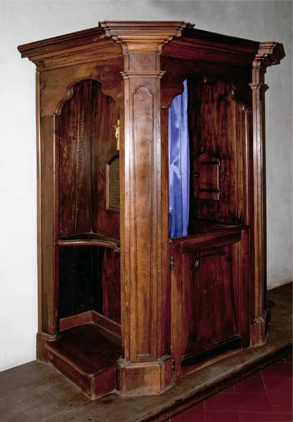 Old wooden confessional — Stock Photo, Image