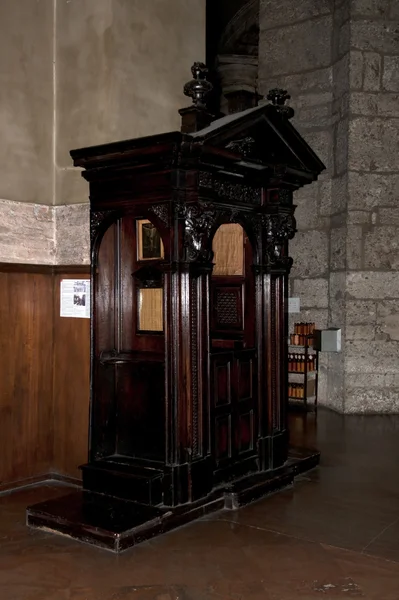 Antiguo confesionario de madera — Foto de Stock