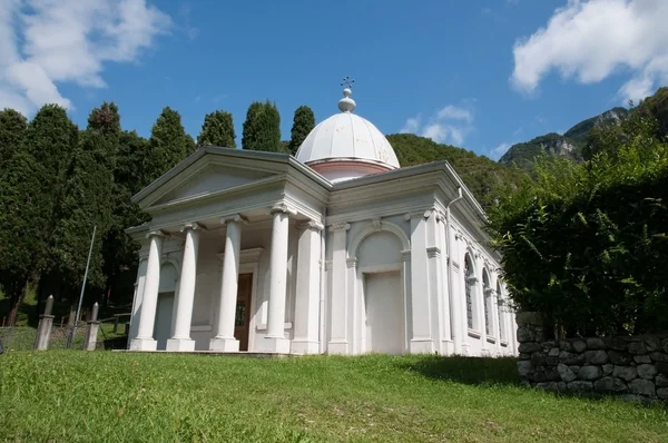 Typisch italienische kleine Kirche — Stockfoto