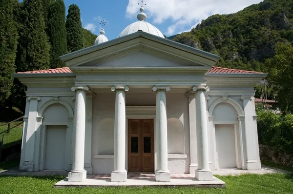Typisk italiensk lille kirke - Stock-foto