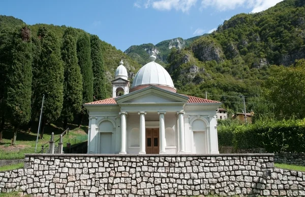 Tipik İtalyan küçük kilise — Stok fotoğraf