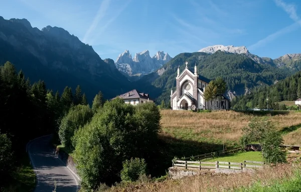 Små italienska kyrkan - Dolomiterna, Italien — Stockfoto