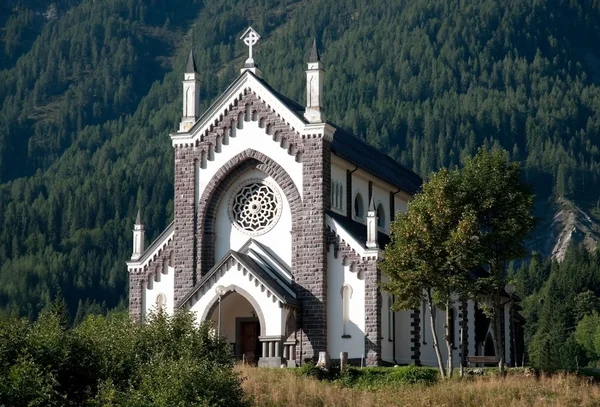 Pequena igreja italiana - Dolomitas, Itália — Fotografia de Stock