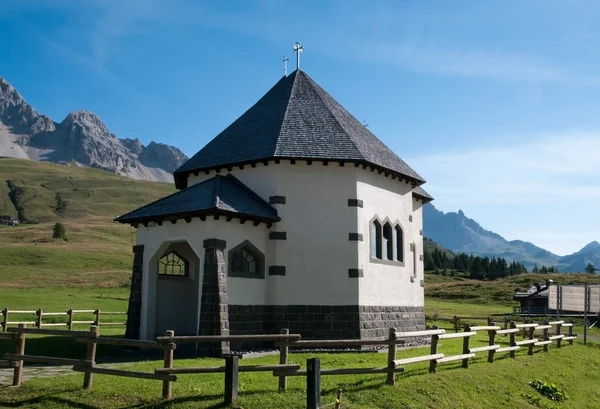 Small Italian church - Dolomites, Italy — Stock Photo, Image
