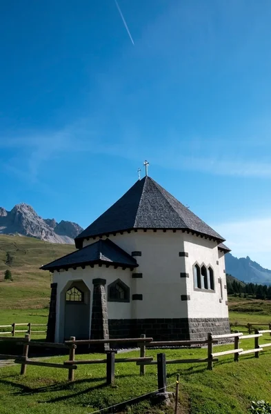 Pequena igreja italiana - Dolomitas, Itália — Fotografia de Stock