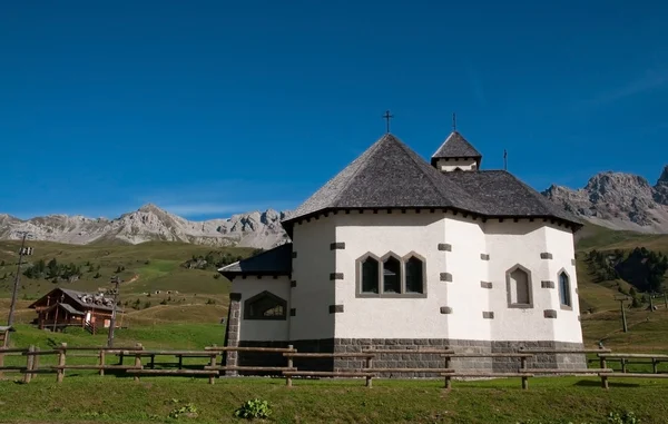 Small Italian church - Dolomites, Italy — Stock Photo, Image