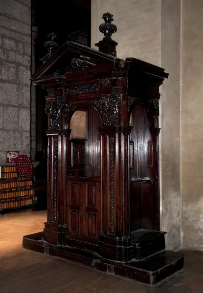 Velho confessionário de madeira Imagem De Stock