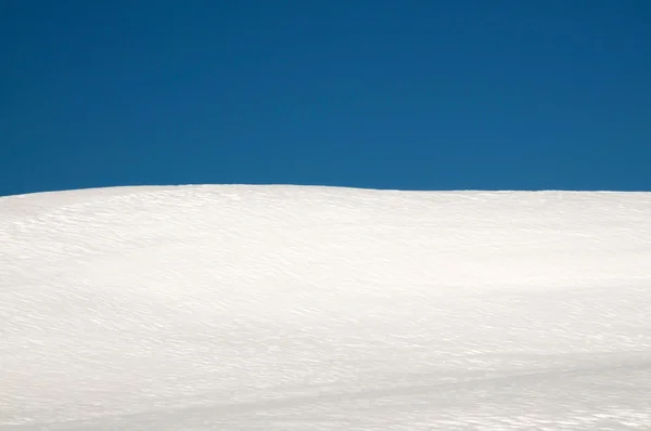 Blauer Himmel und Schnee — Stockfoto