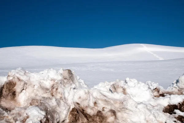 Mavi gökyüzü ve kar — Stok fotoğraf