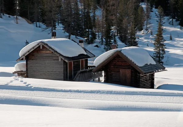 Шале в снігу - Доломітові Альпи — стокове фото