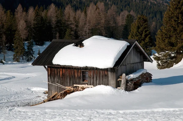 Chalet sulla neve - Dolomiti — Foto Stock