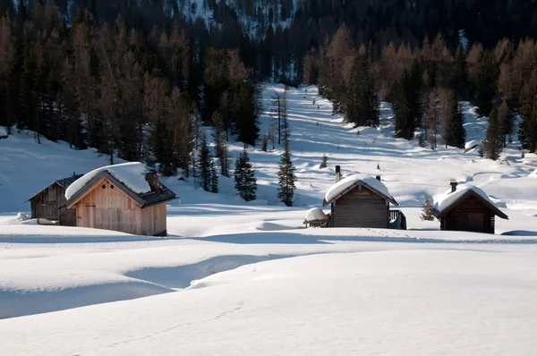 Faház a hóban - a Dolomitok — Stock Fotó