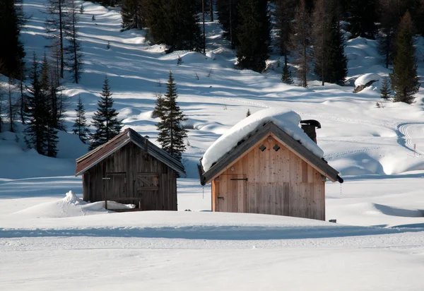 Faház a hóban - a Dolomitok — Stock Fotó