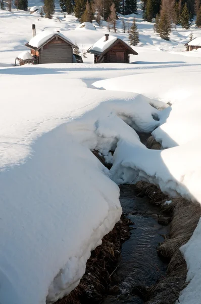 Chalet i snön - Dolomiterna — Stockfoto