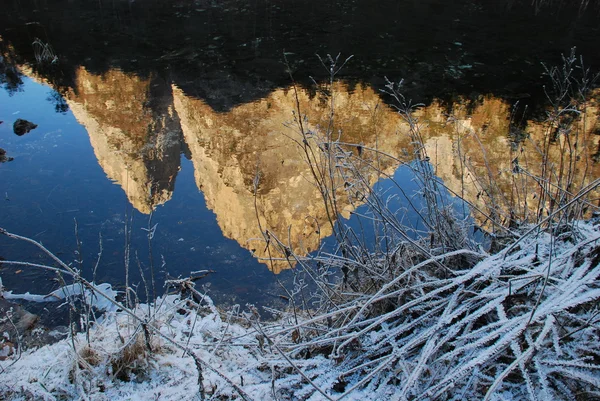 stock image Mountains reflected in a pond