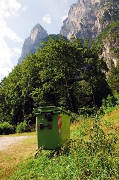 Papeleras para mantener limpias las montañas (Dolomitas, Italia) ) — Foto de Stock