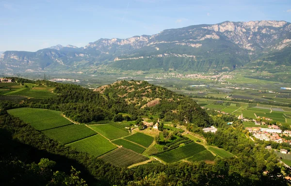 Paisaje Trentino Alto Adigio. Vista panorámica de una granja — Foto de Stock