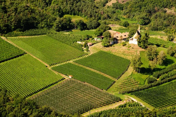 Trentino alto adige Landschaft. Panoramablick auf einen Bauernhof — Stockfoto