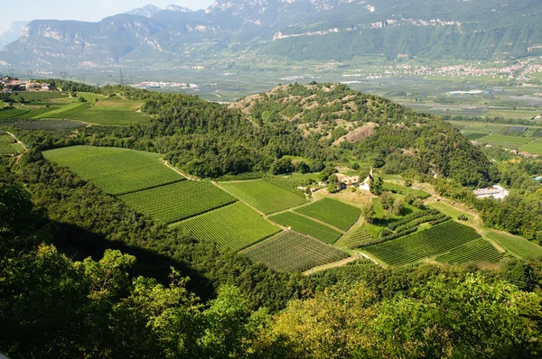 Trentin-Haut-Adige paysage. Vue panoramique d'une ferme — Photo
