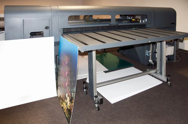 デジタル印刷の広いフォーマットプリンター — ストック写真