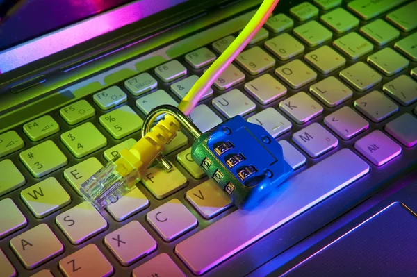 锁和网络电缆与计算机键盘背景 — 图库照片