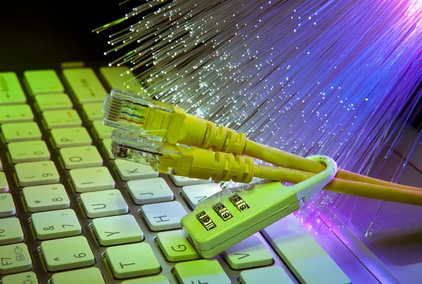 Cerradura y cable de red con fondo de teclado del ordenador — Foto de Stock
