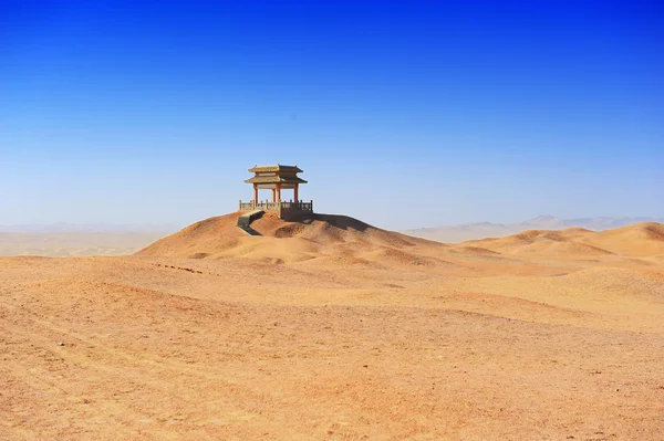 Edifícios tradicionais e clássicos chineses no deserto — Fotografia de Stock