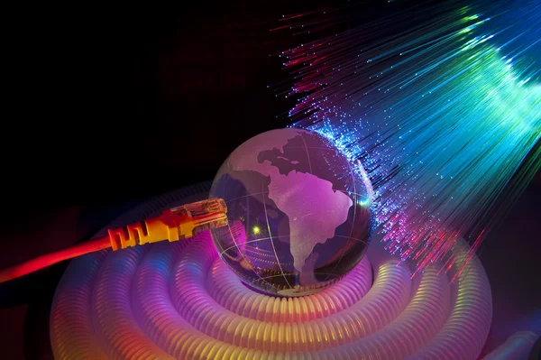 Tecnologia globo terra contro sfondo fibra ottica — Foto Stock