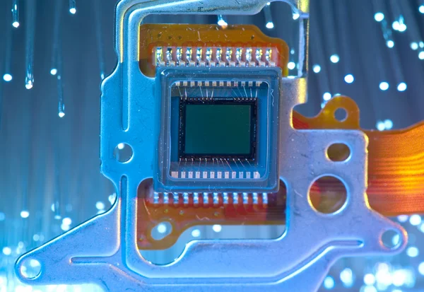 Bir karta fiber optik arka plan dijital fotoğraf makinesinin CCD sensör — Stok fotoğraf