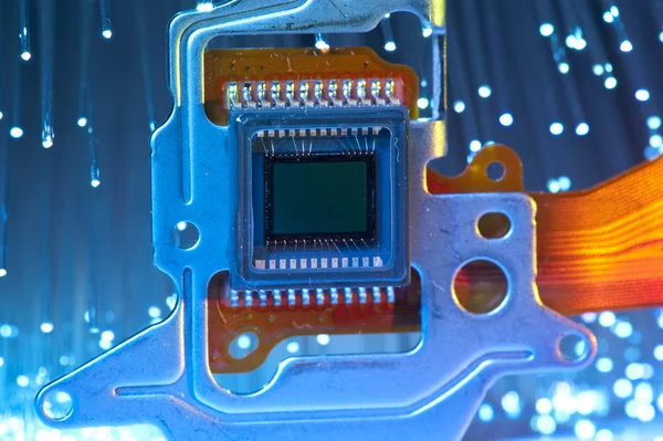 Bir karta fiber optik arka plan dijital fotoğraf makinesinin CCD sensör — Stok fotoğraf