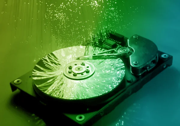 Жесткий диск изолирован на волоконно-оптическом фоне — стоковое фото