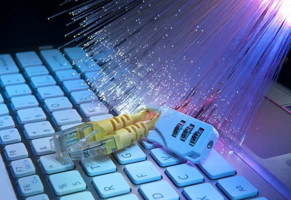 Lock en netwerk kabel met computer toetsenbord achtergrond — Stockfoto