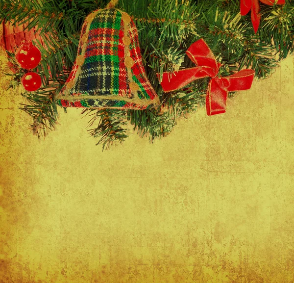 铃铛和圣诞装饰品在纸上的樱桃框架 — 图库照片