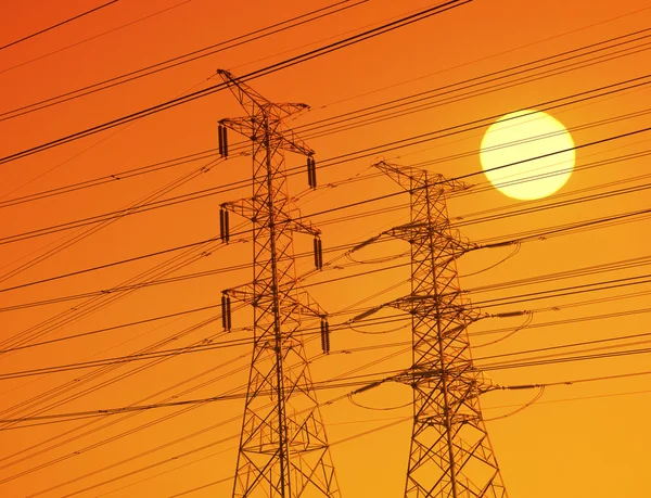 Elektryczne filar nad niebo na zachodzie słońca — Zdjęcie stockowe