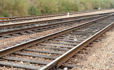 tren yolu izler - elektrik. tren yolu bakıyor