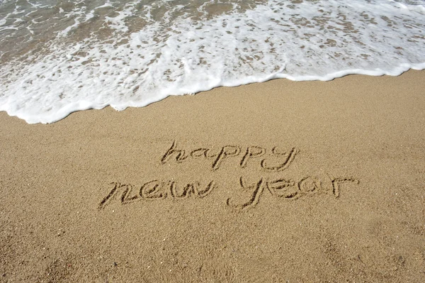 Mensaje de año nuevo en la playa de arena —  Fotos de Stock