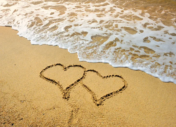 Sunset Beach çekilmiş iki kalp — Stok fotoğraf