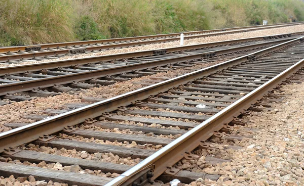 Rail road banor - elektriska. titta ner järnvägsspåren — Stockfoto