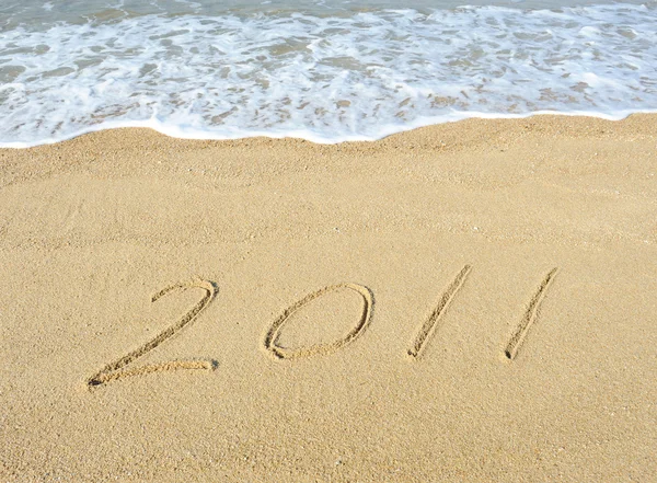 Nieuwe jaar bericht op het zand strand — Stockfoto
