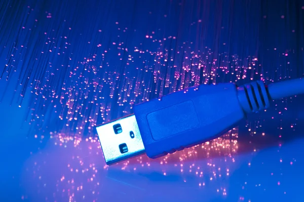 Plug USB closeup dengan latar belakang serat optik — Stok Foto