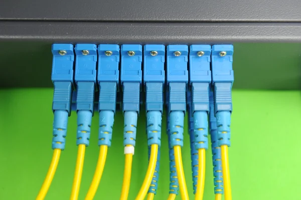 Знімок мережевих кабелів і серверів у технологічному центрі обробки даних — стокове фото