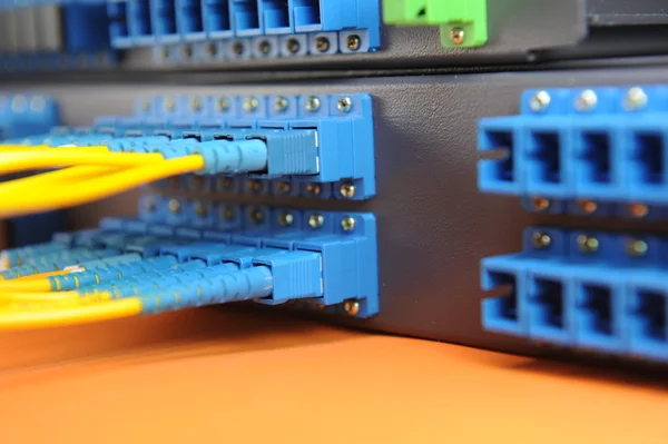 Ditembak jaringan kabel dan server di pusat data teknologi — Stok Foto