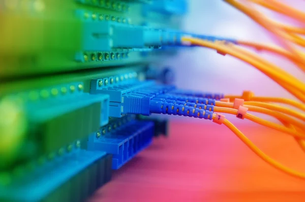 ネットワーク ケーブルと技術データ センター内のサーバーのショット — ストック写真