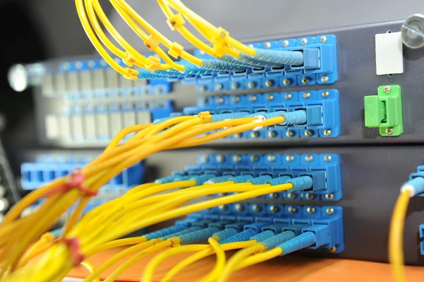 Skott av nätverkskablar och servrar i ett datacenter teknik — Stockfoto