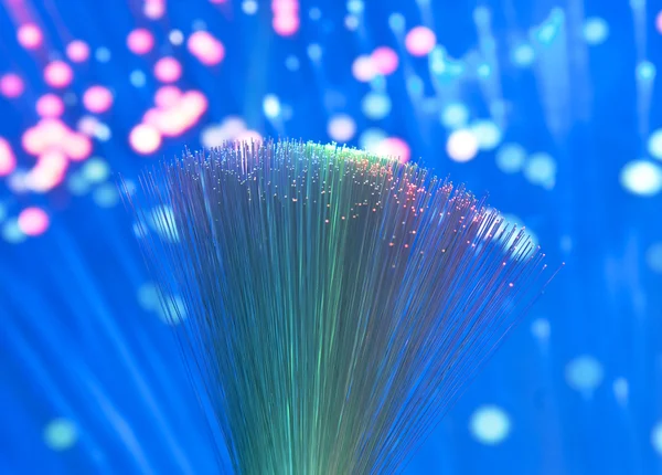 Gruppo di fibre ottiche dinamiche che volano dal profondo su fondo tecnologico — Foto Stock